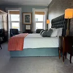 בית הארחה Abbey View Townhouse יוגאל