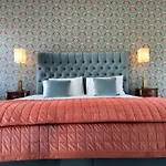 Abbey View Townhouse 4* יוגאל