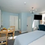 Abbey View Townhouse בית הארחה 4*